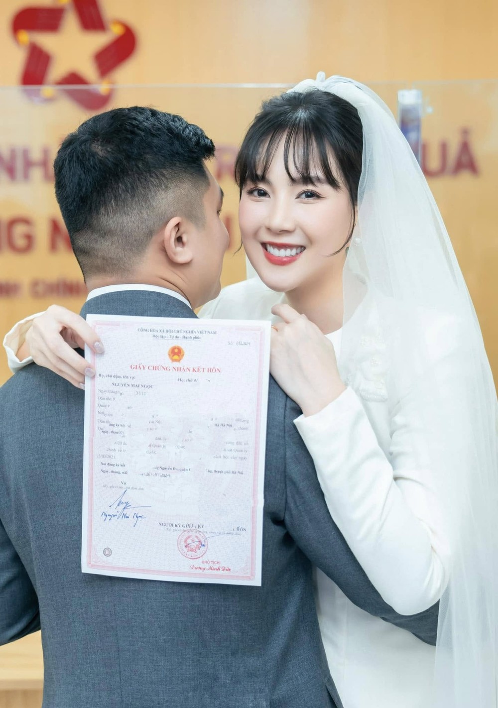 Bất ngờ hơn cả những tiếng chuông mừng năm mới, MC Mai Ngọc mới đây đã khiến người hâm mộ bất ngờ khi chính thức công khai khoảnh khắc hạnh phúc bên cạnh nửa kia trong lễ dạm ngõ và đăng ký kết hôn.