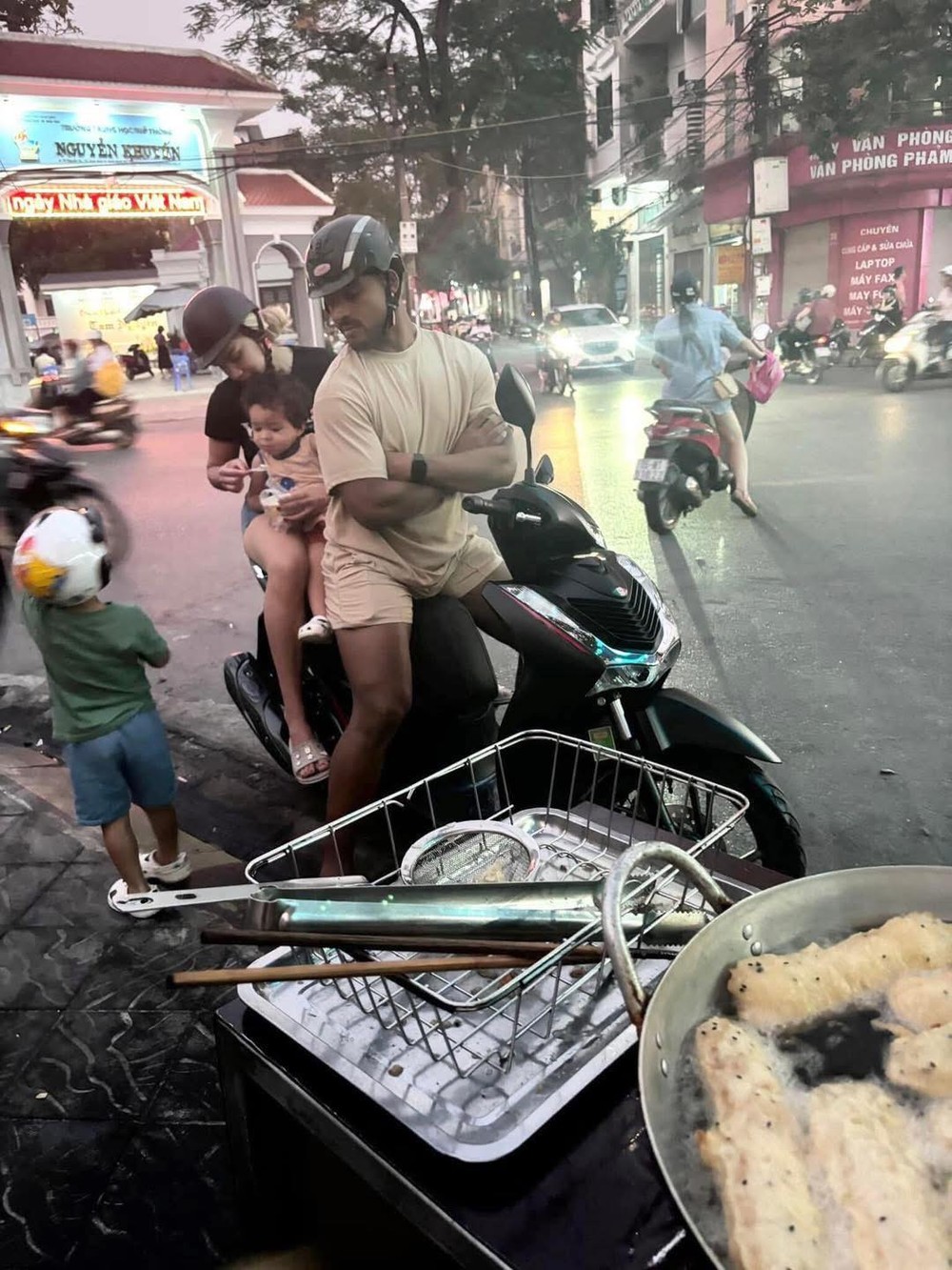 Xuân Son không chỉ tài năng trên sân cỏ mà còn thể hiện mình là những tín đồ ẩm thực chính hiệu với nhiều món ăn dân dã ở Việt Nam.