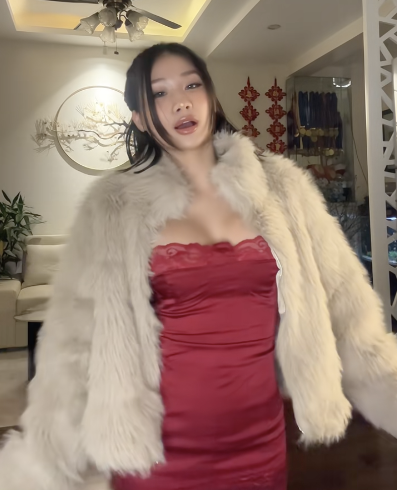 Mới đây, hot girl Phạm Như Phương (nickname Louis Phạm) hút hàng triệu view với video bắt trend mạng xã hội. Tuy nhiên điều khiến nhiều người chú ý là vòng 2 kém thon gọn của cô nàng. Theo đó, nữ Tiktoker diện đầm đỏ ôm body, khoe vòng 1 lấp ló và vòng 2 có phần lớn hơn bình thường.