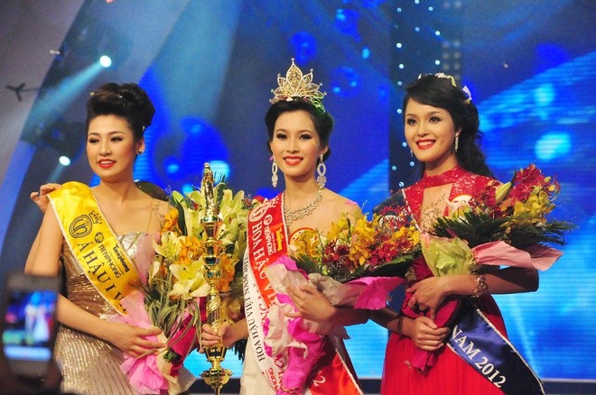 Cuộc thi Hoa hậu Việt Nam 2012 gọi tên ba người đẹp - Đặng Thu Thảo (Hoa hậu), Tú Anh (Á hậu 1) và Hoàng Anh (Á hậu 2). Đến nay, top 3 đều đã kết hôn, sinh con và sống kín tiếng hơn. Sau tám năm, ngoại hình, nhan sắc của họ cũng có nhiều thay đổi. Trong ba gương mặt này, Tú Anh còn duy trì hoạt động giải trí thường xuyên nhất. Ảnh: BTC.