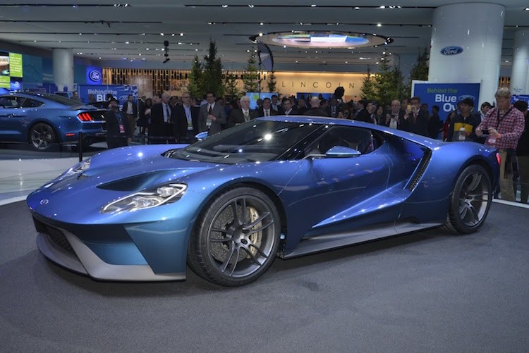 Là "hậu duệ" của chiếc Ford GT đầu tiên được ra mắt từ năm 2013 - vốn được coi là phiên bản "làm lại" của chiếc xe đua GT40 trong thập niên 60,  Ford GT thế hệ mới là mẫu siêu xe đỉnh cao đã được hãng xe Mỹ dồn mọi nguồn lực để phát triển.