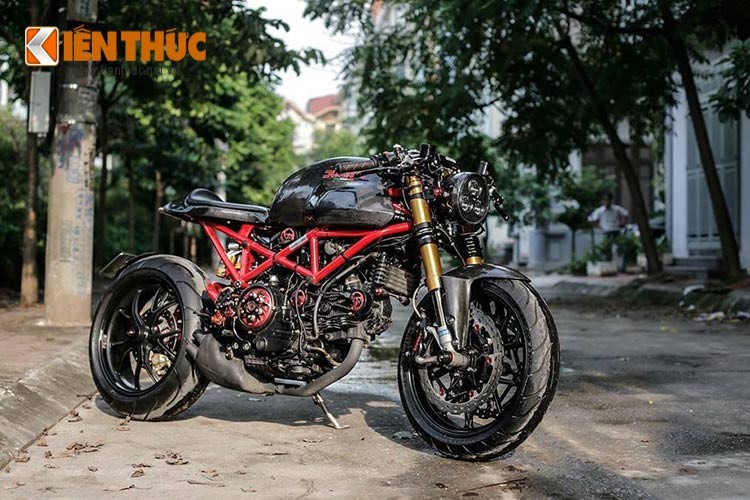 Chủ nhân của chiếc  Ducati Monster 1000 độ phong cách cafe racer "có một không hai" tại Việt Nam này là biker Nguyễn Hoàng Nam tại Hà Nội với "nick name" Gà Béo.