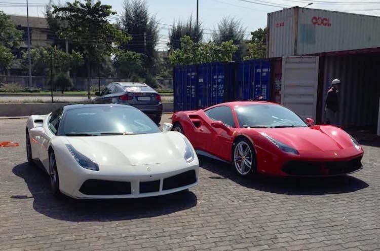 Chỉ một ngày sau khi chiếc  siêu xe Ferrari 488 GTB đầu tiên có màu xám Grigio Scuro "cập bến" Việt Nam, chiếc thứ 2 và thứ 3 đã có mặt trên đất Việt dự tính cặp đôi siêu xe này có giá gần 30 tỷ.