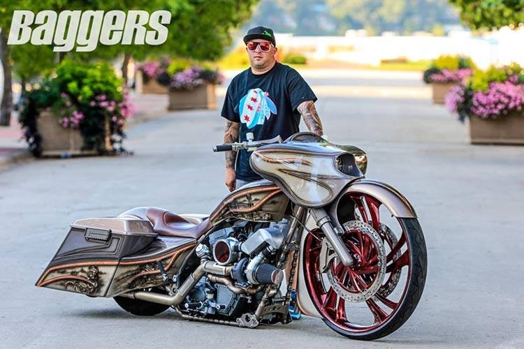 Chủ nhân của chiếc  Harley-Davidson Street Glide độ bagger cực "khủng" này là Pete Schraegger, một người yêu xe tại Mỹ. Anh đã gửi xe của mình tới hãng DA Performance để kịp chuẩn bị cho cuộc thi độ xe Bagger Build-Off 2015.