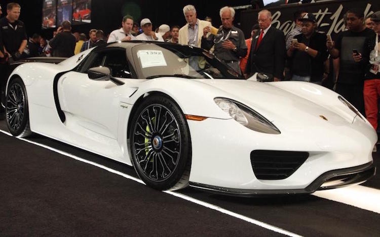 2015 Porsche 918 Spyder Weissach - 1,76 triệu USD: Là 1 trong 3 chiếc  siêu xế khủng triệu đô hybrid nổi tiếng nhất Thế giới hiện nay, chiếc 918 Spyder này đã được trang bị sẵn gói phụ kiện Weissach và mới chỉ đi được 957,56 km. Với tốc độ tối đa khoảng 340 km/h, chiếc xe có thể vượt qua quãng đường này trong 3 giờ.