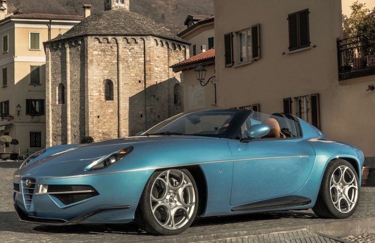 Ra mắt vào thời điểm kỷ niệm 90 năm ngày thành lập hãng chế tác thân xe Carrozzeria Touring Superleggera,  Alfa Romeo Disco Volante Spider là một chiếc siêu xe mui trần mang đậm phong cách nghệ thuật của người Ý.