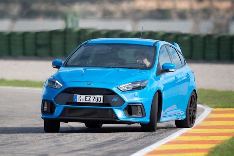  Tùy chọn trên xe hơi với chế độ Drift trên Ford Focus RS: Ở chế độ này, hệ thống dẫn động 4 bánh của Focus RS sẽ đẩy nhiều sức mạnh hơn tới bánh sau, đồng thời khiến hệ thống treo mềm hơn và giúp chiếc xe có thể thực hiện được những cú drift đầy tính "biểu diễn" một cách dễ dàng.