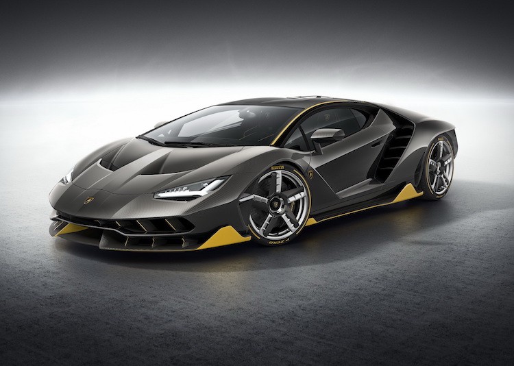 Dựa trên cơ sở của chiếc Aventador, tuy nhiên siêu xe  Lamborghini Centenario bản đặc biệt đã có thân xe với thiết kế hoàn toàn mới, với các khe hút gió và cánh khí động học đầy vẻ phức tạp và hiện tại.