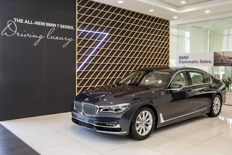 Với động cơ có dung tích nhỏ, chiếc xe sang  BMW 730Li mới sẽ được hưởng lợi từ luật Thuế TTDB sửa đổi, trong đó nêu rõ xe có dung tích từ 1500 tới 2000 cm3 sẽ được áp dụng thuế suất 40% từ 1/1/2018 (giảm 5% so với hiện nay).