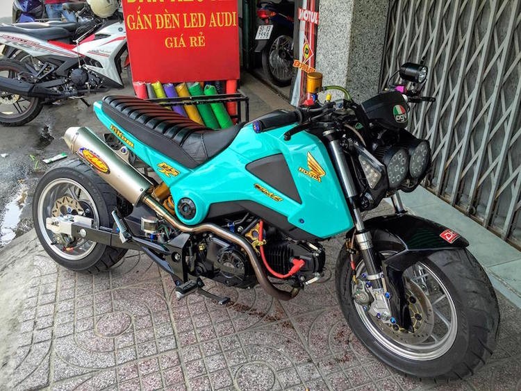 Tại nhiều nước trên Thế giới, phong trào chơi  Honda MSX 125 hiện đang rất phát triển, kéo theo hàng loạt phụ tùng "hot" cho dòng xe này. Trước xu thế đó, một biker ở Việt Nam đã đặt hàng những phụ tùng "độc" dàng riêng cho MSX để biến chiếc xe trở nên thể thao và cá tính hơn.