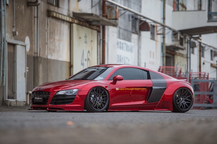 Liberty Walk là một tên tuổi không còn xa lạ với dân chơi xe với các gói widebody cho siêu xe. Trước  siêu xe Audi R8 thế hệ cũ, hãng độ Nhật này cũng đã tung ra hàng loạt các gói widebody cho nhiều dòng siêu xe khác nhau như Ferrari 458, Lamborghini Murcielago...