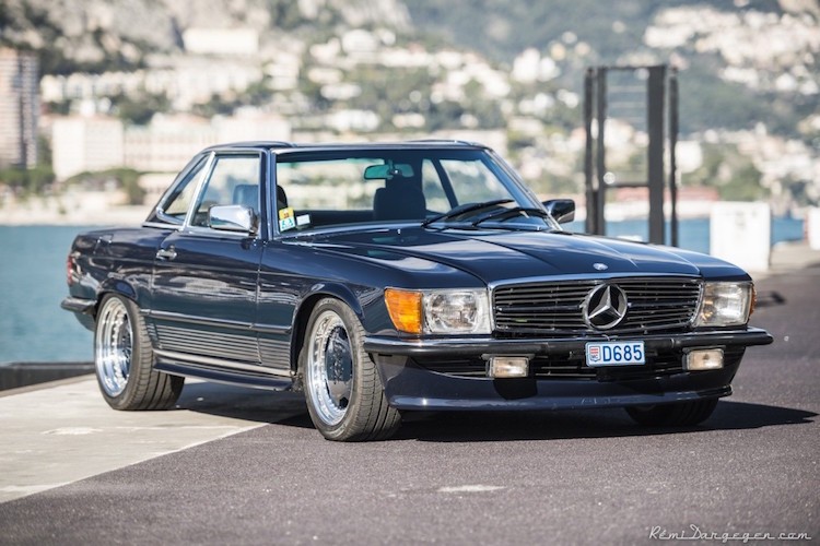 Có nguồn gốc từ năm 1954, Mercedes SL-Class là dòng xe mui trần hạng sang của Mercedes. Thế hệ Mercedes SL R107 được sản xuất từ năm 1972 tới 1989, vào thời điểm AMG vẫn còn là một xưởng độ xe độc lập, tương tự như Brabus thời điểm hiện tại, chính vì vậy  Mercedes SL60 AMG có thể được coi là một trong những chiếc Mercedes SL AMG đầu tiên.