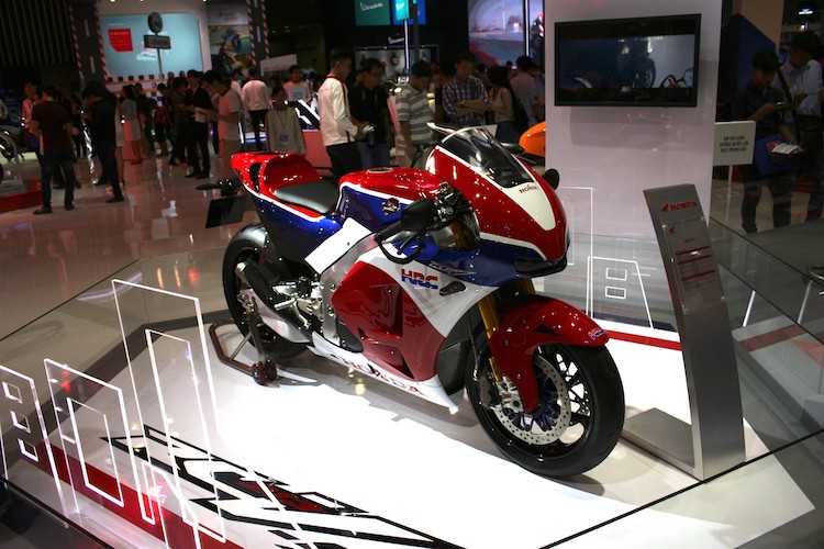 Ra mắt lần đầu tại triển lãm EICMA 2014,  siêu môtô  Honda RC213V-S về cơ bản chính là phiên bản "đường phố", được lưu thông hợp pháp ngoài đường công cộng của chiếc xe đua RC213V đã từng giành chức vô địch Thế giới cùng tay đua Marc Marquez ở thể thức 1000 cc.