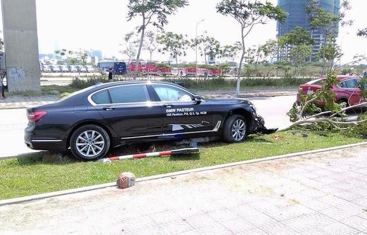 Chiếc xe sang  BMW 730Li mới đầu tiên bị tai nạn ở Việt Nam khi đang được một khách hàng lái thử ở dưới chân cầu Thuận Phước, Đà Nẵng.