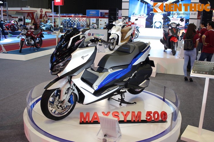 Mẫu xe concept maxi scooter  SYM Maxsym 500 đã được ra mắt lần đầu tiên tại triển lãm EICMA 2015. Theo SYM, chiếc xe được thiết kế với kiểu dáng đột phá để "thách thức' thị trường xe scooter hiện nay.