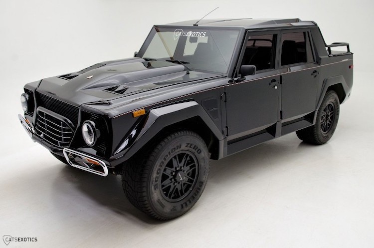 Được sản xuất từ năm 1986 tới 1993,  Lamborghini LM002 là chiếc SUV đầu tiên, và đồng thời cũng là mẫu xe đầu tiên có hệ dẫn động 4 bánh của hãng siêu xe Ý này.