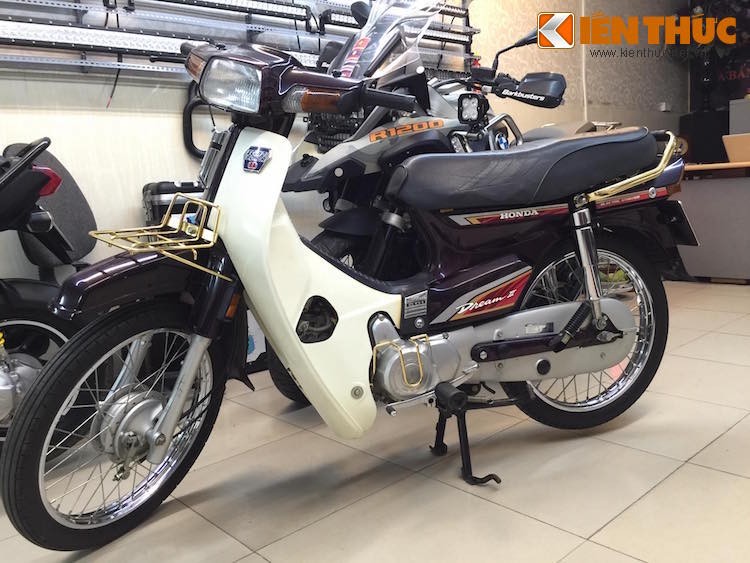 Vào năm 1985,  Honda Dream II đã được sản xuất lần đầu tại Thái Lan với động cơ 100 cc mang mã hiệu HA05E. Tại Nhật, dòng xe này có tên gọi Super Cub 100EX, trong khi đó ở Malaysia, chiếc xe được gọi là EX5, Indonesia là Astrea Prima và Việt Nam là Super Dream.