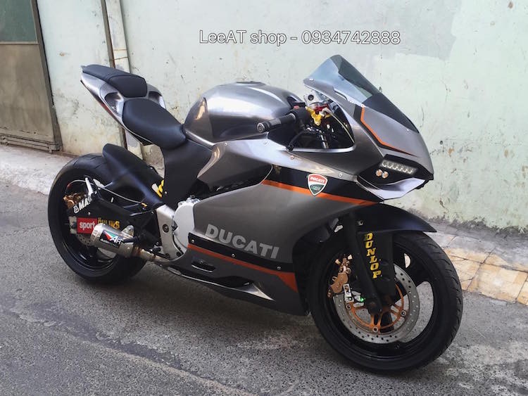 Sau khi chiêm ngưỡng những hình ảnh thành phẩm của bản độ "Ducati 899" này, sẽ rất khó để bạn đoán được nguyên bản của nó là  Honda Hornet 250 nếu như không được ai đó nói trước.