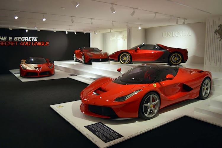 Đến với  bảo tàng Ferrari ở Ý, du khách không chỉ được tìm hiểu lịch sử của Ferrari với những siêu xe và xe đua hấp dẫn nhất Thế giới, mà còn được tận mắt ngắm nhìn một bộ sưu tập siêu xe Ferrari "hàng thửa".