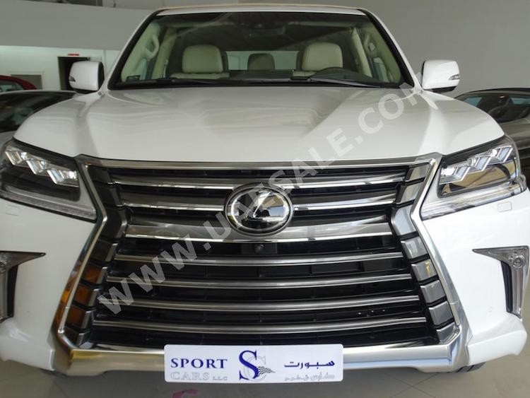 Nhìn từ phía trước, chiếc SUV hạng sang  Lexus LX570 mui trần này trông không khác gì so với những chiếc LX570 2016 khác đang có mặt trên Thế giới.