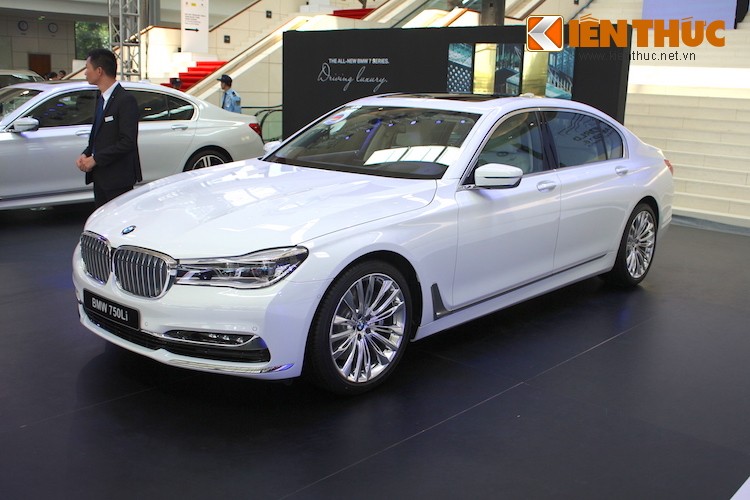 Chiếc  BMW 750Li 2016 được trưng bày tại triển lãm BMW World Vietnam 2016 có màu trắng và có thể là chiếc thứ 2 về nước ta, sau chiếc đầu tiên màu đen hồi tháng 4 năm nay. Với sự xuất hiện BMW 750Li 2016, "gia đình" 7 Series thế hệ mới đã gần hoàn thiện với các phiên bản từ thấp tới cao 730, 740 và 750 và hiện chỉ còn chiếc M760Li chưa xuất hiện tại Việt Nam.