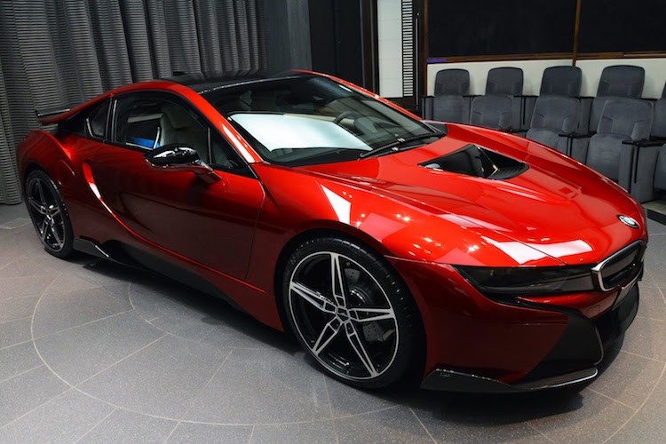  Siêu xe BMW i8 đang cực "hot" bởi thiết kế độc đáo, công nghệ hiện đại và giải pháp động lực sáng tạo. Tuy nhiên đối với nhiều "đại gia" lắm tiền nhiều của ở Abu Dhabi, việc những chiếc i8 đang xuất hiện càng nhiều đã khiến họ muốn độ lại chiếc xe nhằm khẳng định cá tính.