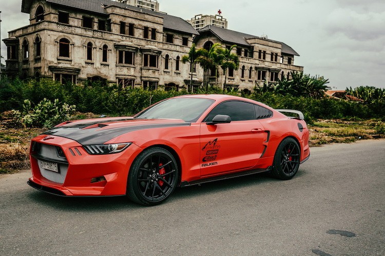 Do có giá tương đối hợp lý cùng kiểu dáng hấp dẫn, những chiếc  Ford Mustang EcoBoost đã ào ạt "đổ bộ" vào Việt Nam trong năm qua. Vì mẫu xe cơ bắp này nay đã không còn là "hàng hiếm", một số người chơi đã "mạnh dạn" độ lại Mustang EcoBoost để trở nên độc đáo hơn.