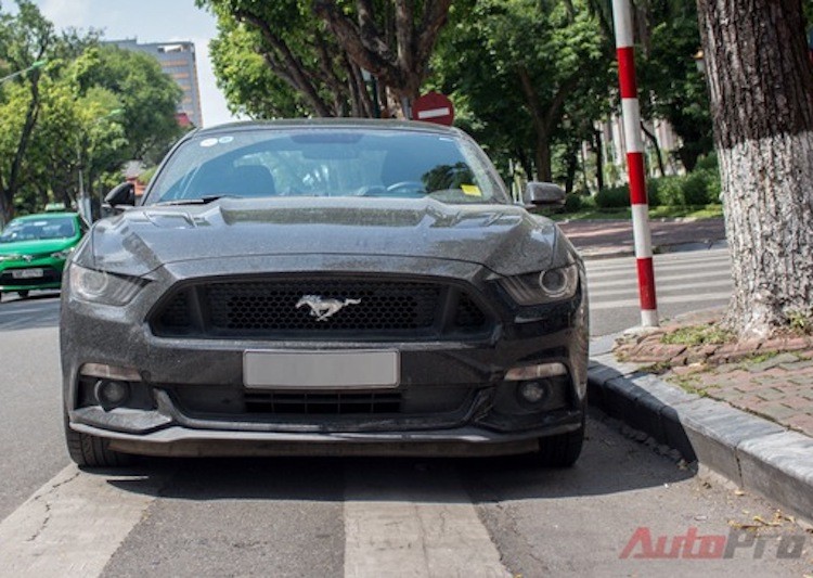  Ford Mustang GT là xe thể thao không còn mới lạ tại Việt Nam. Tuy nhiên, mỗi lần xuất hiện trên phố, tiếng động cơ và vẻ ngoài đậm chất cơ bắp Mỹ vẫn luôn lôi cuốn người đi đường.