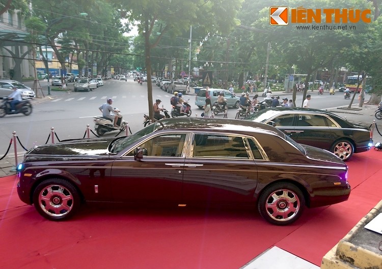 Nằm trong khuôn khổ 1 sự kiện được hợp tác với Regal Motor Cars - đơn vị phân phối chính thức các dòng siêu  xe sang Rolls-Royce tại Việt Nam, 4 chiếc Rolls-Royce đã được trưng bày tại vỉa hè đối diện ngã ba Lý Thường Kiệt - Lê Thánh Tông, Hà Nội, trước Đại học Khoa học tự nhiên.