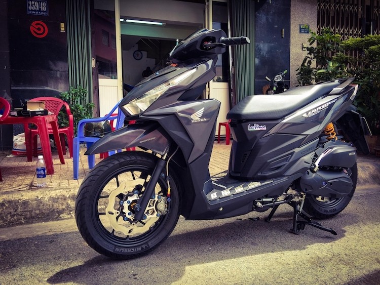 Không được phân phối chính thức, nhưng mẫu xe tay ga  Honda Vario 150 đến từ Indonesia đang được nhiều người chơi xe tại Việt Nam ưa chuộng. Với ngoại hình đầy phong cách và thể thao cùng động cơ đầy sức mạnh so với vóc dáng nhỏ gọn của mình, Honda Vario đã được nhiều chơi xe trong nước độ lại.