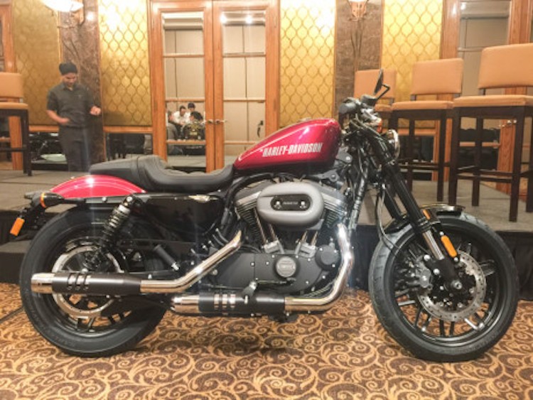 Không chỉ đơn thuần là một chiếc Sportster với một vài chi tiết mới,  Harley-Davidson Roadster 2016 là sự kết hợp giữa thiết kế cổ điển "quyện" cùng phong cách Dark Custom của Harley với khả năng vận hành của một mẫu xe hiện đại.