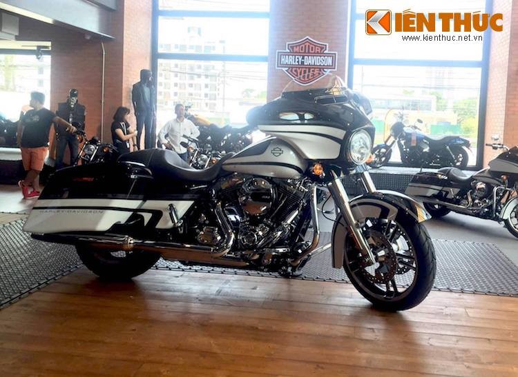 Bên cạnh những phiên bản CVO được ra mắt hàng năm, Harley-Davidson cũng sản xuất thêm những dòng xe phiên đặc biệt với số lượng giới hạn khác. Năm nay, dòng môtô touring  Harley-Davidson Street Glide có phiên bản đặc biệt mới là "nhật thực" Solar Eclipse.