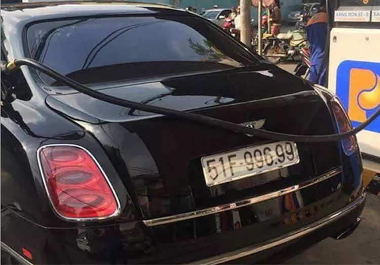 Đây có lẽ là chiếc  siêu xe sang Bentley Mulsanne đầu tiên tại Sài thành mang biển số đẹp và khá dễ nhớ. Với cặp 99 lặp lại ở hai hàng đầu và cuối của dãy 5 số đây được xem là biển số đẹp, có giá trị cao.