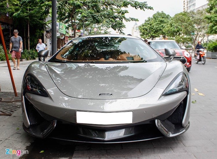 Cuối tháng 6 năm nay, chiếc  siêu xe McLaren 570S đầu tiên được nhập khẩu tại Việt Nam. Điều bất ngờ là mẫu xe này mới ra mắt thị trường quốc tế từ giữa tháng 4/2015 nhưng đã sớm có mặt tại Việt Nam.