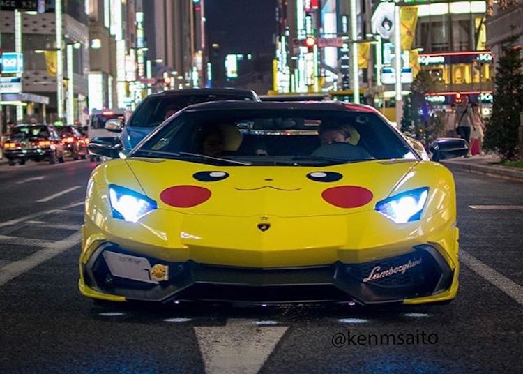 Nhân dịp game bắt thú ảo Pokemon Go đang trở nên "hot" trên toàn Thế giới, một chiếc  Lamborghini Aventador 50th Anniversario màu vàng đã được chủ nhân trang trí lại với phần đầu xe mang khuôn mặt đặc trưng của chú Pokemon nổi tiếng nhất là Pikachu.