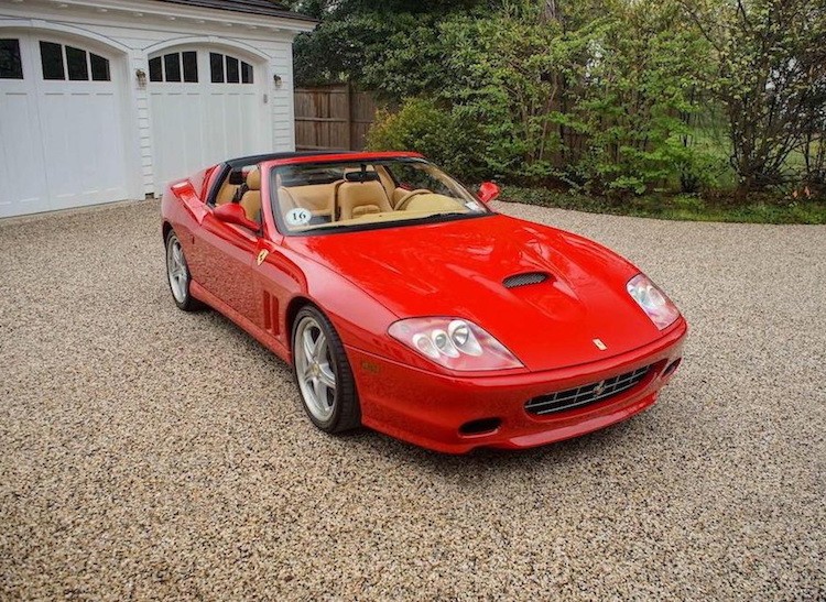 Ra mắt vào năm 1996, Ferrari 550 Maranello là mẫu xe thể thao sang trọng (GT) thay thế cho dòng F512M cũ của Ferrari và là "tiền nhiệm" của F12Berlinetta ngày nay. Trong lịch sử, dòng xe này chỉ có duy nhất 2 phiên bản mui trần đặc biệt là 550 Barchetta năm 2000 và  Ferrari 575M Superamerica năm 2006.