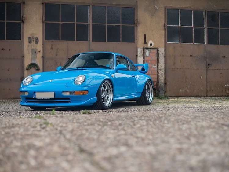 Ra mắt lần đầu vào năm 1993,  Porsche 911 GT2 vốn là một mẫu xe đua được chế tạo để tham gia vào các thể thức đua GT khác nhau của Liên đoàn đua ôtô Thế giới (FIA). Chiếc GT2 đầu tiên dựa trên phiên bản 911 Turbo thuộc thế hệ Porsche 911 993, nhưng có trọng lượng nhẹ hơn do chỉ dẫn động cầu sau thay vì 4 bánh.