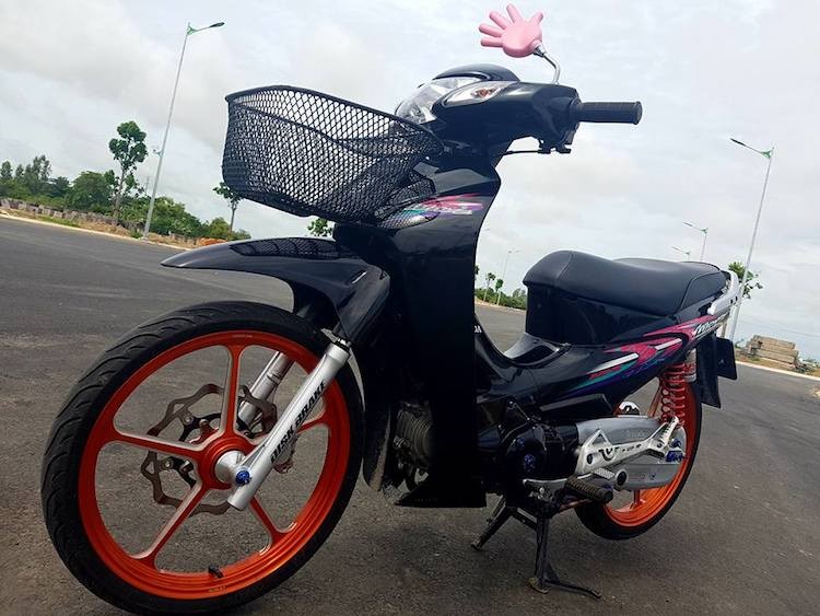 Được nhập về với số lượng không nhiều ở Việt Nam,  Honda Wave 125 trên thực tế chính là phiên bản bán tại Thái Lan của chiếc Honda Future II 125 được sản xuất tại nước ta. Sự khác biệt của 2 mẫu xe này chỉ nằm ở phần đầu, mặt nạ trước và đèn hậu.