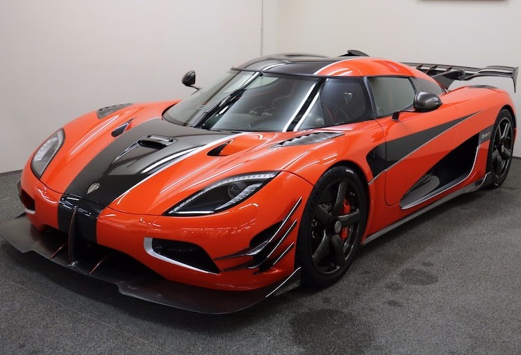 Được coi là phiên bản "tối thượng" của dòng siêu xe Agera,  Koenigsegg Agera Final One of 1 đã được giới thiệu từ triển lãm Geneva hồi đầu năm. Có tổng cộng 3 chiếc Final One of 1 được sản xuất, tuy nhiên mỗi chiếc xe lại là "độc bản" khi chúng sẽ được cấu hình dựa hoàn toàn theo ý muốn của chủ nhân.