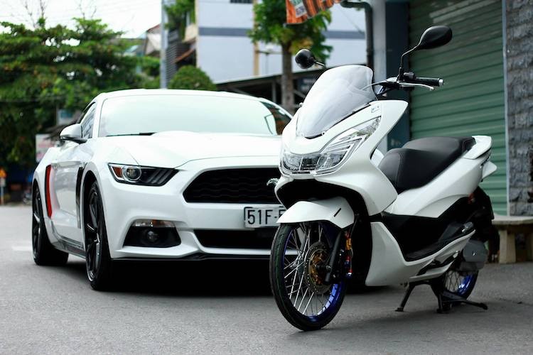 Tại Việt Nam  xe ga Honda PCX nói riêng và các dòng maxi scooter nói chung ít được ưa chuộng hơn xe ga bình thường. Mặc dù vậy, chiếc xe vẫn được một bộ phận những người đam mê lựa chọn và tạo nên các bản độ kiểng đẹp mắt.