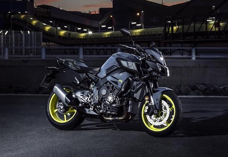 1: Siêu môtô Yamaha MT-10 2016 và R1 sử dụng chung khung và gắp sau với nhau. Trên MT-10, dù Yamaha đã điều chỉnh lại một chút khung xe nhưng các thông số xung quanh khung (ngoại trừ trục cơ sở) của MT-10 đều y hệt như R1.