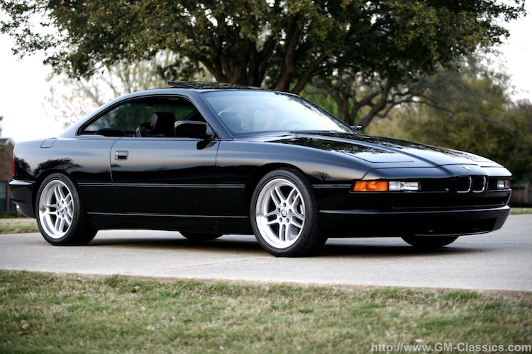 Từ năm 1989 tới 1999, dòng coupe siêu sang cỡ lớn  BMW 8 Series thế hệ đầu tiên đã được sản xuất. Được trang bị hàng loạt các công nghệ tân tiến đi trước thời đại và có nội thất cực kỳ sang trọng, tuy nhiên 8 Series đã không được đón nhận bởi khách hàng và bị "khai tử" với tổng số lượng sản xuất trên toàn Thế giới là 31.062 chiếc.