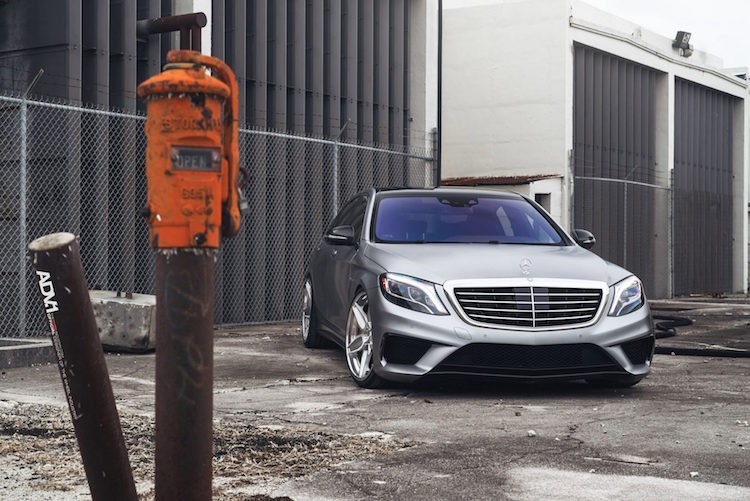 Hiện tại, dòng xe cao cấp nhất của Mercedes là S-Class đang có tới phiên bản thể thao khác nhau. Trong số 2 phiên bản này, Mercedes-AMG S65 là bản cao cấp nhất, thấp hơn một chút là bản  Mercedes-AMG S63.