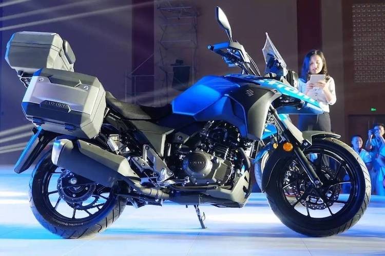 Bên cạnh chiếc sportbike GSX-250R, một mẫu xe hoàn toàn mới vừa được Suzuki ra mắt tại Trung Quốc là  Suzuki V-Strom DL250. Thuộc dòng xe địa hình đường trường (adventure) V-Strom, DL250 sẽ nằm ở phân khúc thấp dành cho người mới làm quen với xe phân khối lớn - "mảnh đất" chuẩn bị được các hãng xe lớn "khai phá" trong thời gian tới.