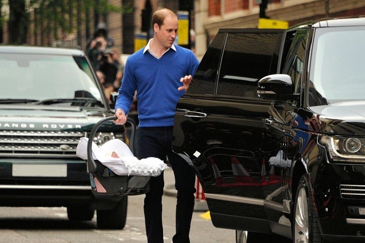 Mở đầu danh sách những mẫu xế hộp hạng sang của  Hoàng tử Anh, William và công nương Kate Middleton là mẫu xe địa hình hạng sang quen thuộc Range Rover. Trong Hoàng gia Anh, Range Rover được rất nhiều thành viên sử dụng do khả năng địa hình của chiếc xe sẽ hỗ trợ họ đắc lực khi ghé thăm các vùng quê Anh.