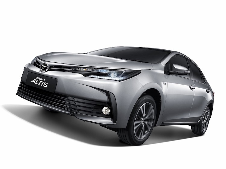 Mẫu  xe Toyota Corolla Altis là một trong những chiếc sedan bán chạy nhất thế giới. Tại thị trường Việt gần đây, doanh số của mẫu xe này càng ngày ít so với các đối thủ trong phân khúc sedan hạng C. Doanh số hết tháng 5 của dòng xe này chỉ đạt mức 1.527 xe. Trong khi đó, Mazda3 bán được 4.892 xe cùng kỳ.