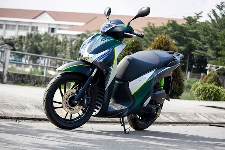 Trước khi SH 2017 được ra mắt,  Honda SH đời cũ, thế hệ thứ 6 cũng đã từng "làm mưa làm gió" tại thị trường Việt Nam và được rất nhiều người chơi xe ưa chuộng. Với kiểu dáng của một chiếc xe tay ga bánh lớn, những người chơi SH tại Việt Nam cũng thường chỉ dừng lại ở việc độ đồ chơi hoặc trang trí dàn áo cho xe.