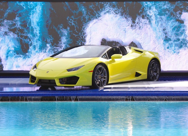 Tại triển lãm Los Angeles hồi giữa tháng, Lamborghini đã ra mắt "siêu bò" mui trần, Lamborghini  Huracan LP 580-2 Spyder (dẫn động cầu sau). Chỉ sau 2 tuần từ ngày ra mắt chính thức tại Mỹ, khách hàng đã có thể đặt hàng mẫu xe mới này thông qua đại lý chính hãng Lamborghini Hà Nội kể từ ngày 01/12/2016.