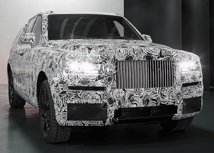 Cách đây 1 năm, Rolls-Royce cũng đã từng hé lộ trước hình ảnh phiên bản thử nghiệm của mẫu  siêu SUV Cullinan. Tuy nhiên phải tới nay, phiên Rolls-Royce Cullinan thử nghiệm với thân xe như bản thương mại mới lần đầu được hãng xe siêu sang Anh công bố.