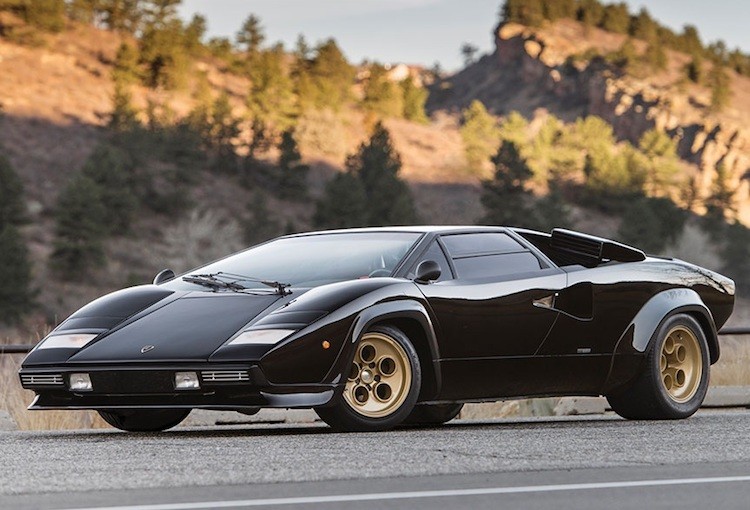 Năm 1971,  siêu xe Lamborghini Countach được trưng bày lần đầu dưới dạng xe ý tưởng tại triển lãm Geneva, trước khi chính thức sản xuất vào năm 1974. Trái với các dòng Lamborghini sau này với tên lấy cảm hứng từ bộ môn đấu bò tót, "Countach" là từ địa phương cảm thán của người dân vùng Piedmont phía Tây bắc nước Ý, với ý nghĩa là "Thiên đường".